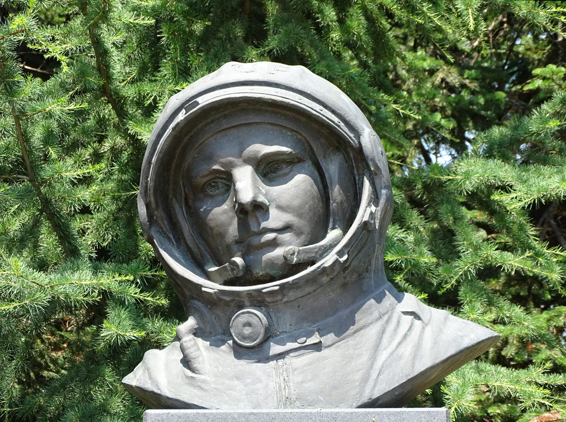 Памятник Юрию Гагарину на Аллее космонавтов в Приморском парке, Варна (Varna)